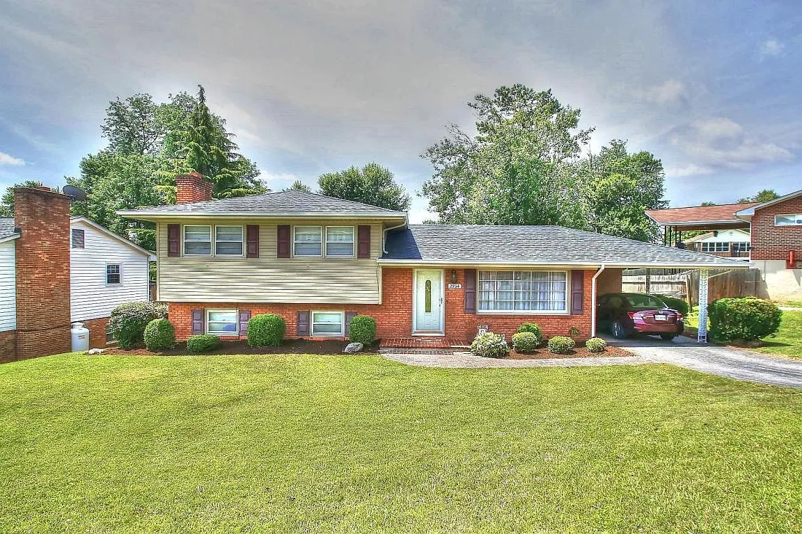 2934 Neil Dr photo 1