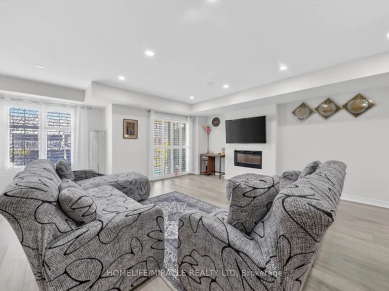 73 Sutcliffe Dr — Photo 17