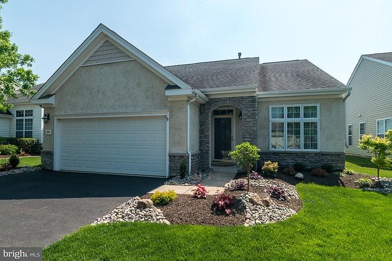 1st image of 906 Laurens Ln