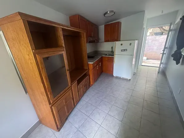 1042 Matzie Ln, Honolulu, HI 96817