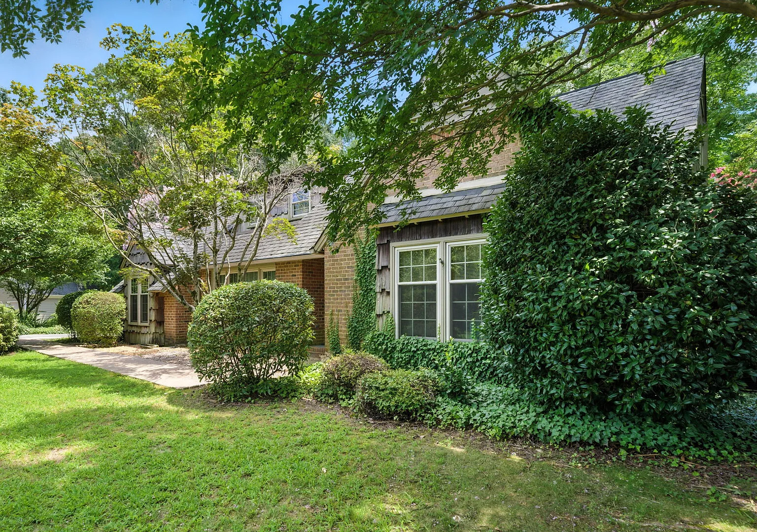 Midtown 3BR with Fenced Yard — Photo 2