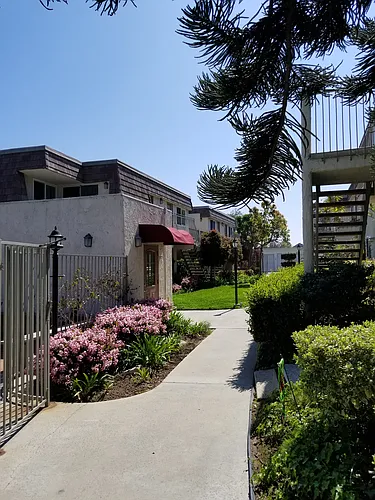 Chateau Gardens Apartments Photo 1