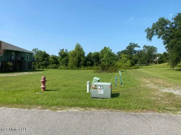 113 Sarahs Ln, Waveland, MS 39576