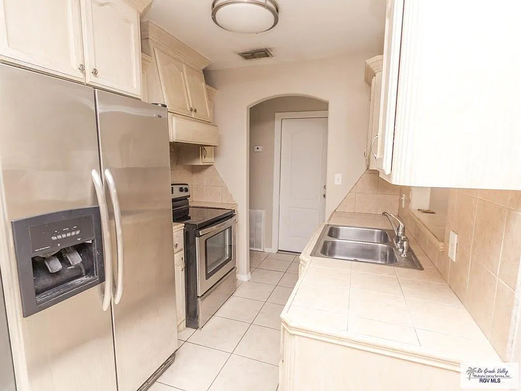 3 bed, 2.0 bath, 1114 sqft, $1,600 — Photo 4
