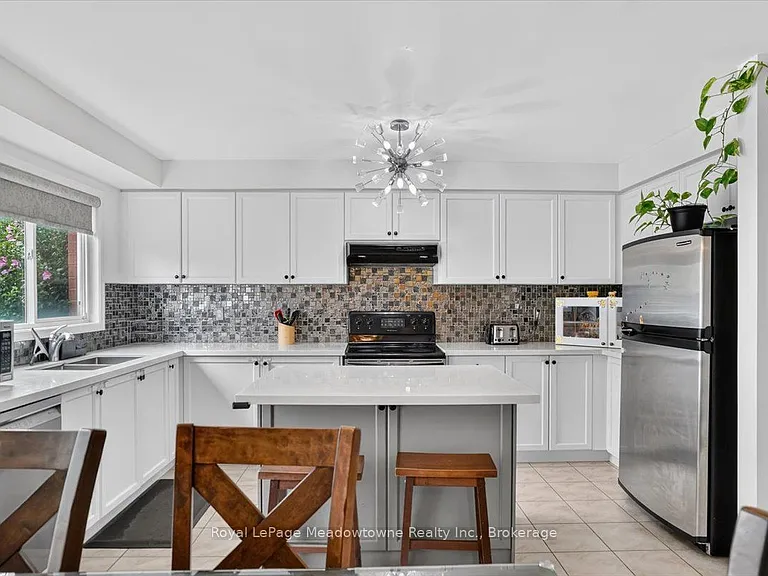 1138 Charlton Way — Photo 4