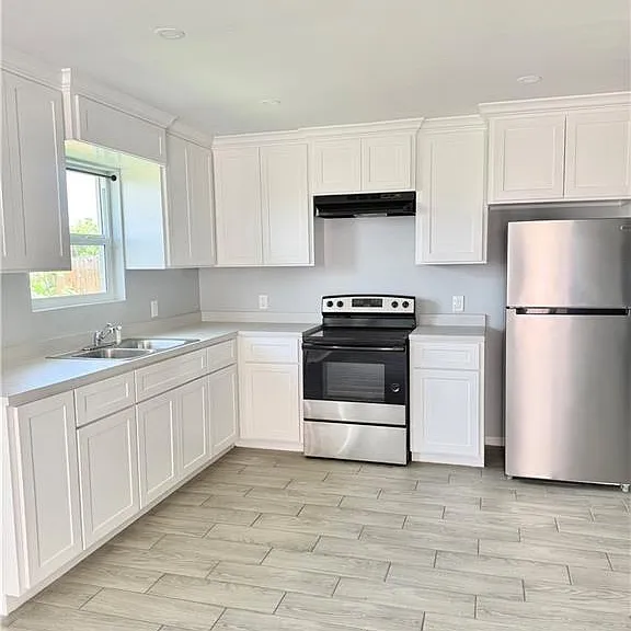 436 E Acacia St — Photo 3