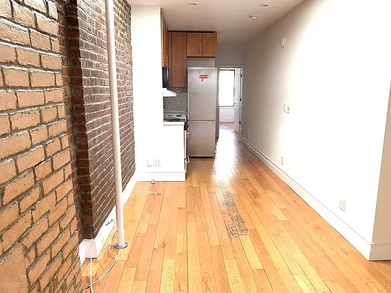 209 E 5th St #9 — Photo 2