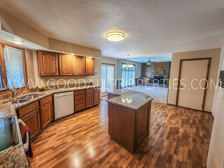924 Prairie View Dr — Photo 12
