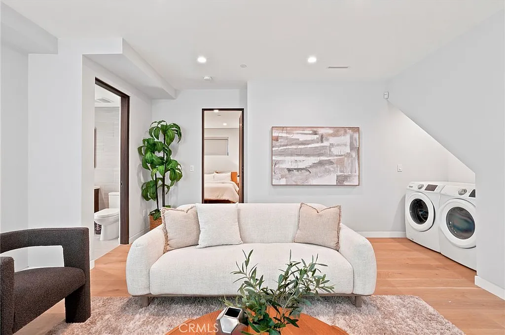1 bed, 1.5 bath, 1000 sqft, $5,995 — Photo 4
