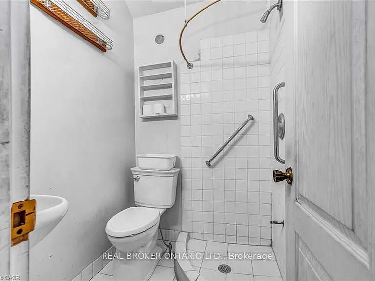 30 Victoria Ave N — Photo 5