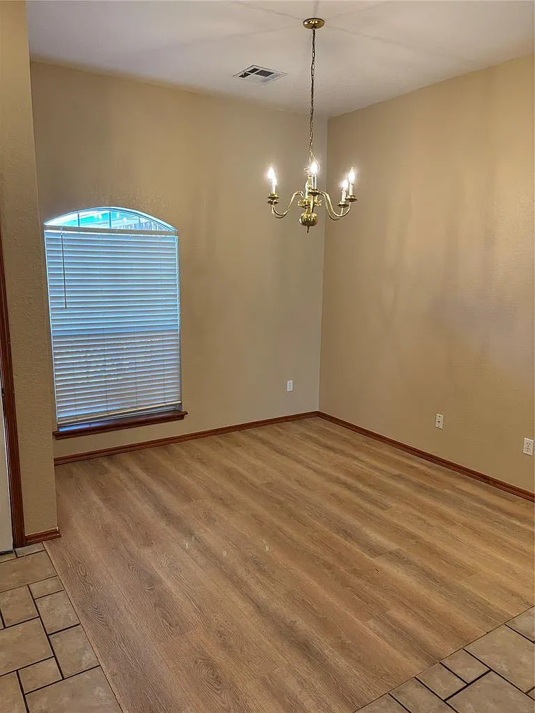 3 bed, 1744 sqft, $1,700 — Photo 2