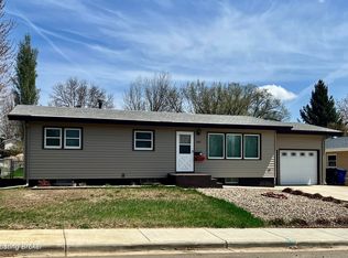 988 Dell Ave, Dickinson, ND 58601