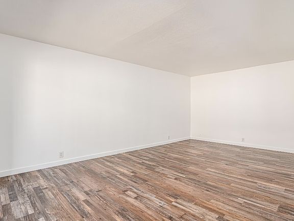 5th image of 10137 Woodley Ave #234