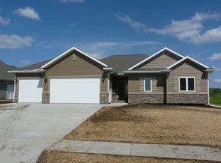 1812 W 3rd St, Pella, IA 50219