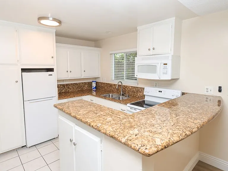 Oceanaire Villa Apartments — Photo 20
