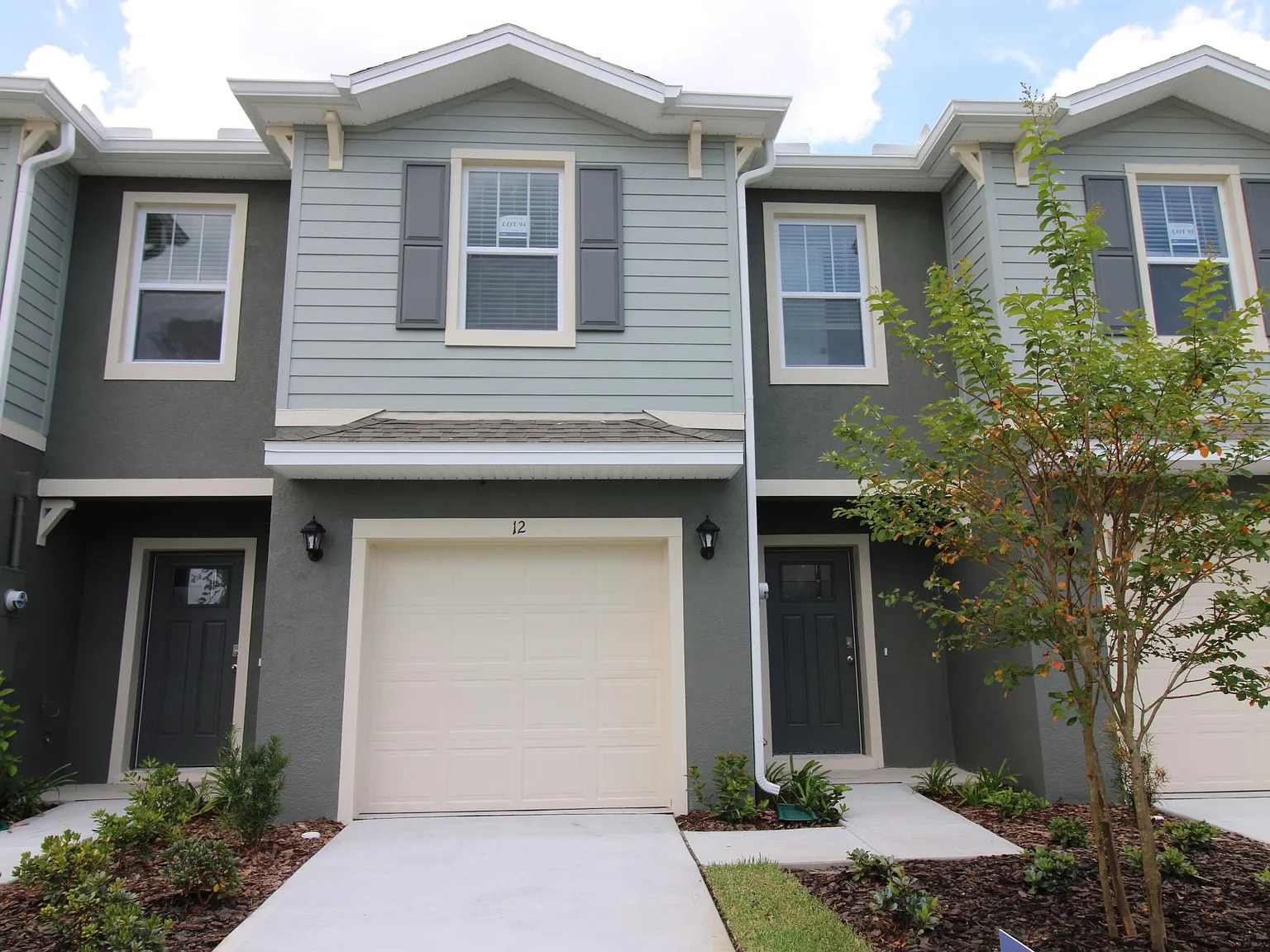 2 bed, 2.5 bath, 1627 sqft, $1,900 — Photo 2