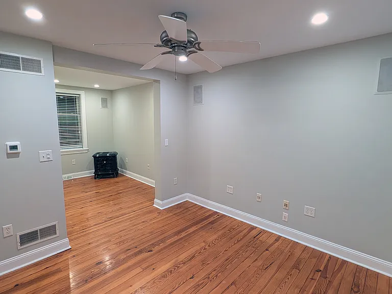Changable High/Low return vents upstairs and down help keep air conditioning and heating comfortable throughout the seasons.