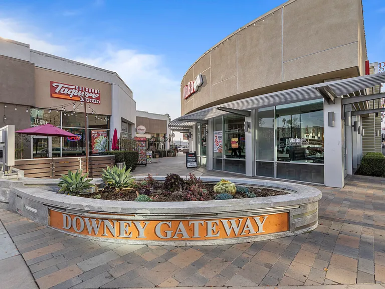 Country Club Apartments — Photo 1