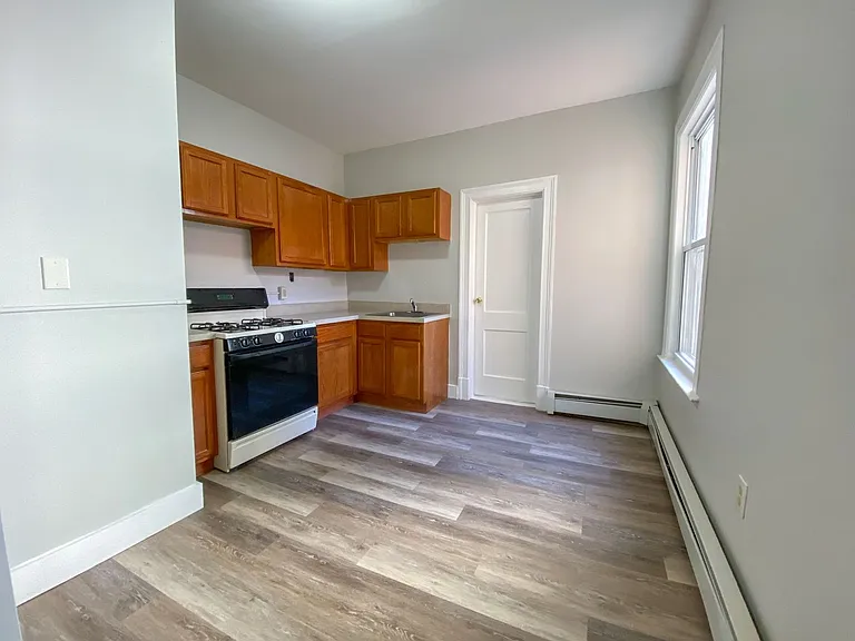 291 Buckingham St / Luca Investments LLC — Photo 14