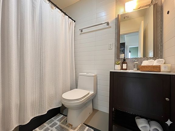 4th image of 175 Menahan St #3L