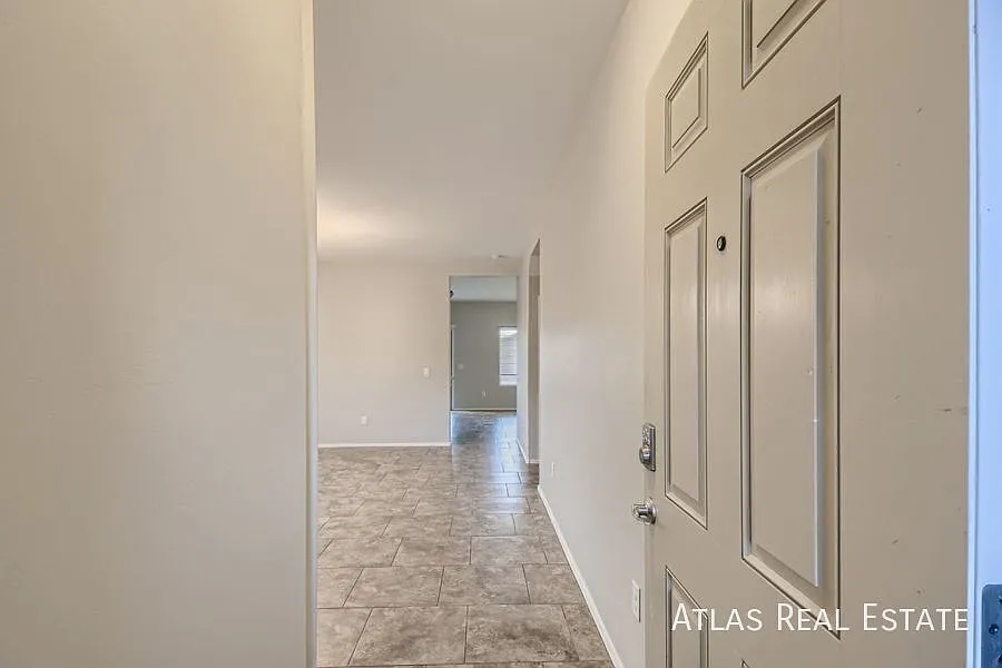 Pristine 4 Bed/ 2.5 Bath home in Marana! Features large fenced backyard! — Photo 3