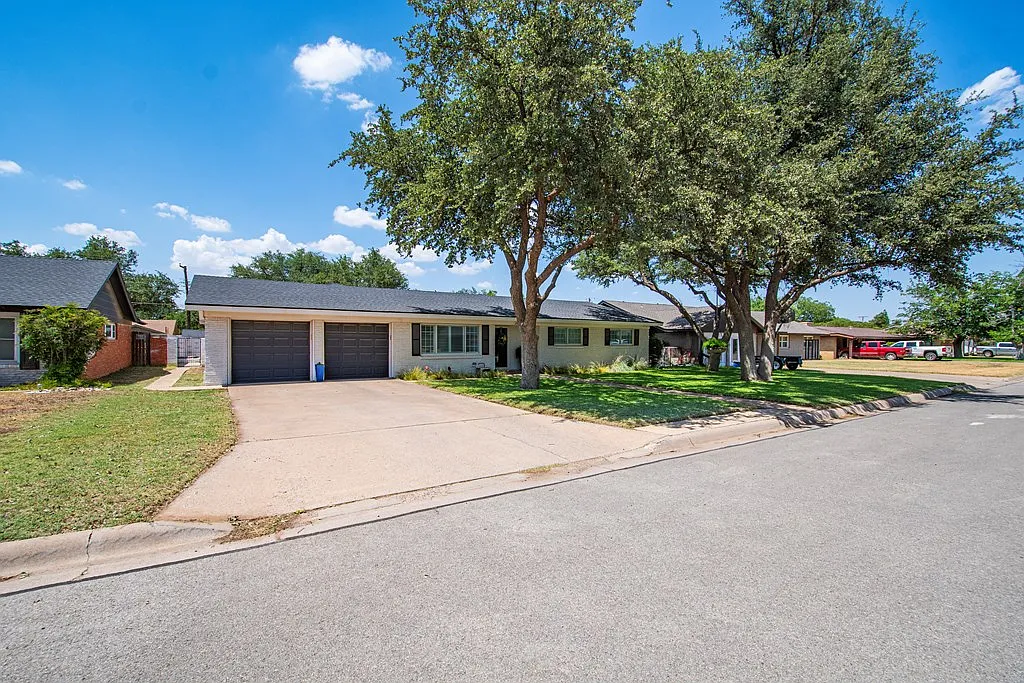 3 bed, 2.0 bath, 2315 sqft, $2,850 — Photo 4