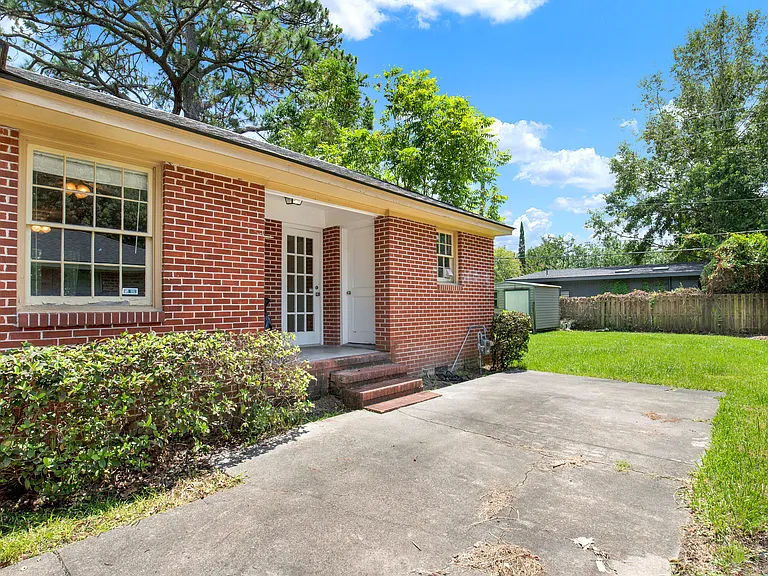331 Oxford Dr — Photo 3