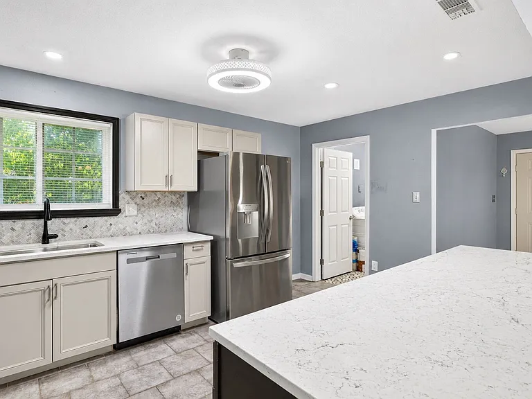 1621 Cloverdale Dr — Photo 8