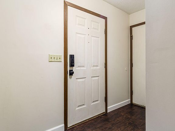 4th image of 4031 Berrybush Dr