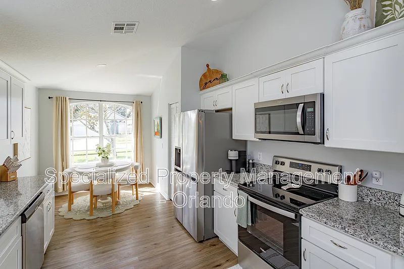 4 bed, 2.0 bath, 1998 sqft, $2,699 — Photo 3