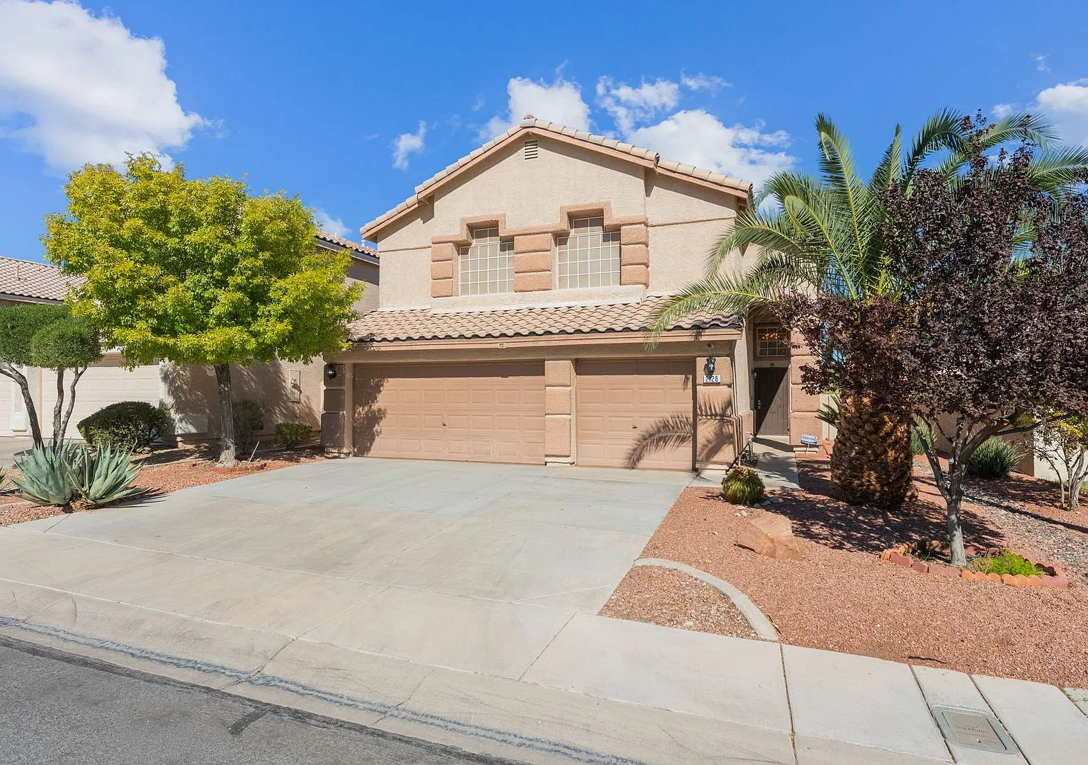 Welcome to this spacious two-story home in Summerlin North! — Photo 3