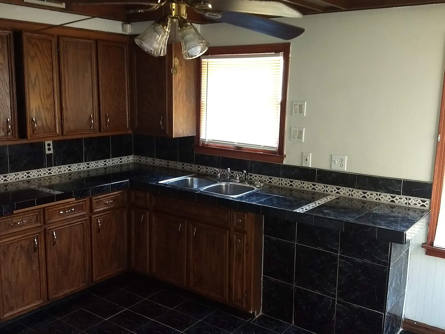 3 bed, 1.5 bath, 1255 sqft, $1,800 — Photo 3