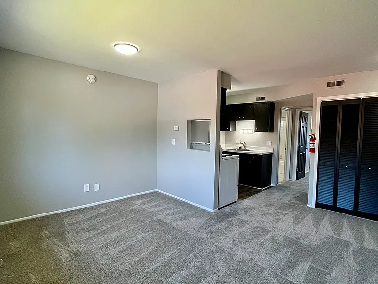 4415 Oakwood Blvd #4 — Photo 2