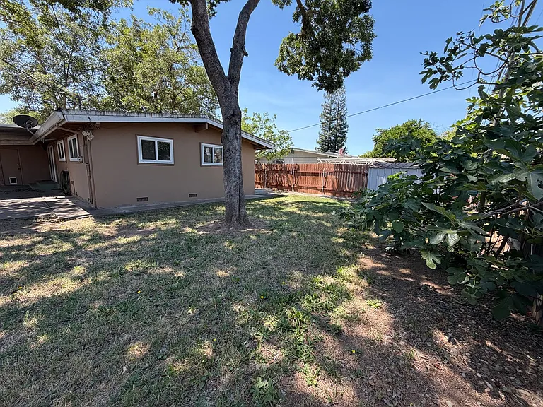 8945 Fashion Dr — Photo 31