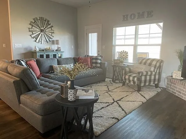 1202 Delmar Dr — Photo 2