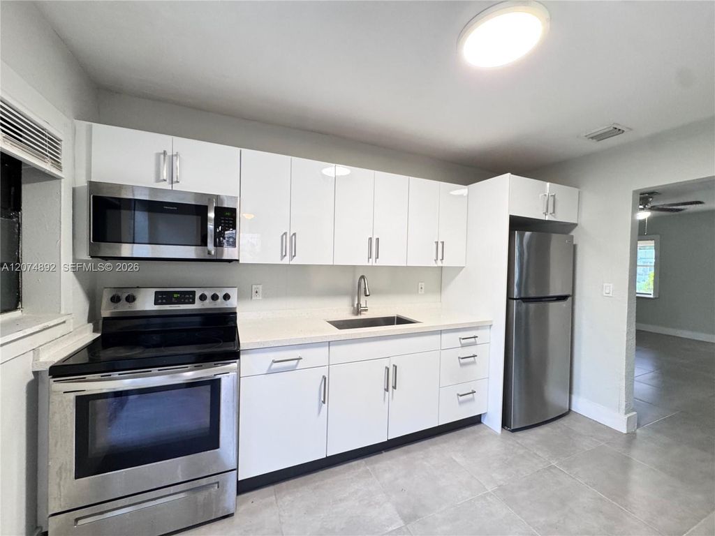 3040 NW 7th St, photo 6