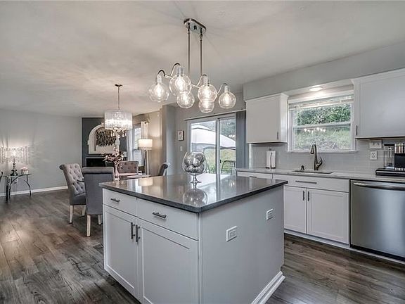 3rd image of 105 Cove Ct