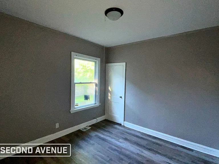 12439 S Perry Ave — Photo 10