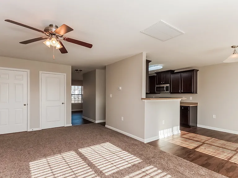 1537 Summer View Ln — Photo 3