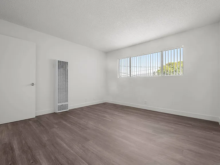 Sunset Square Apartments — Photo 43