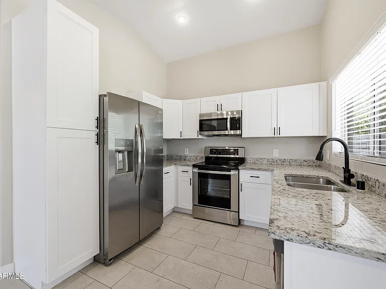 1616 E Desert Ln — Photo 7
