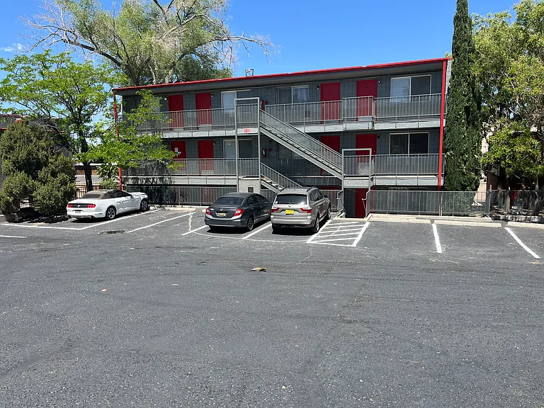 Totally Renovated Studios 2 Blocks To UNM — Photo 11