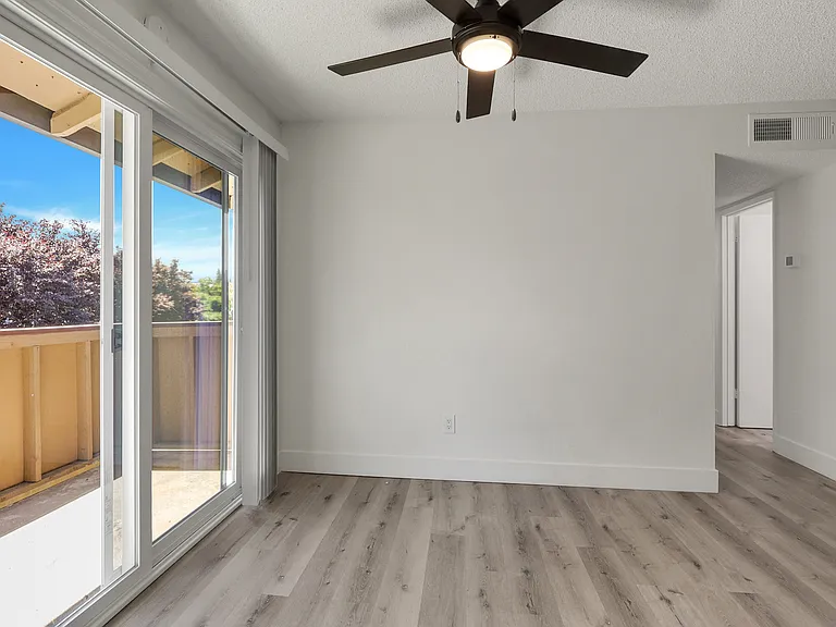 2x2-Dining Area