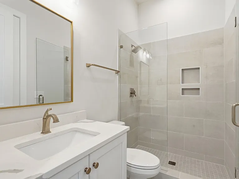 2428 Runnymede Ln — Photo 10