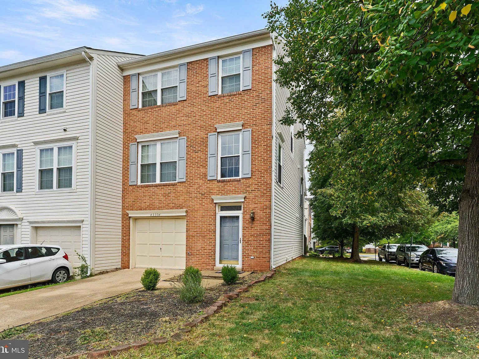 3 bed, 4.0 bath, 2018 sqft, $3,000 — Photo 2