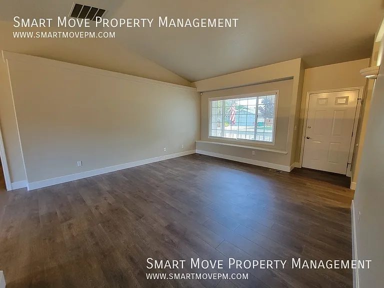 1067 N Crestley Ave — Photo 3