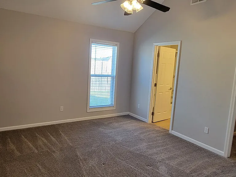 134 Liverpool Cv — Photo 26