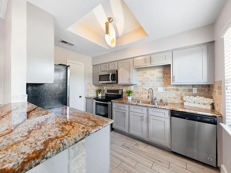7700 Creekbend Dr #30 — Photo 11