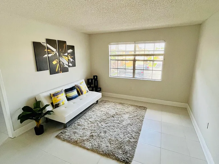 216 Preston Ln — Photo 2