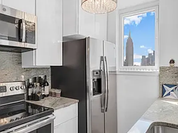 330 East 38th Street image 4 of 27